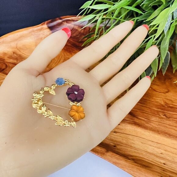 Vintage Monet Brooch Golden Heart Floral Frosted Colored Glass Flower 1156 - Picture 3 of 8